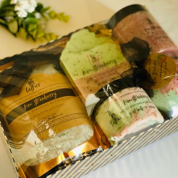 Kiwi Strawberry All Natural SkinEssential Gift Set - Picture 2 of 10